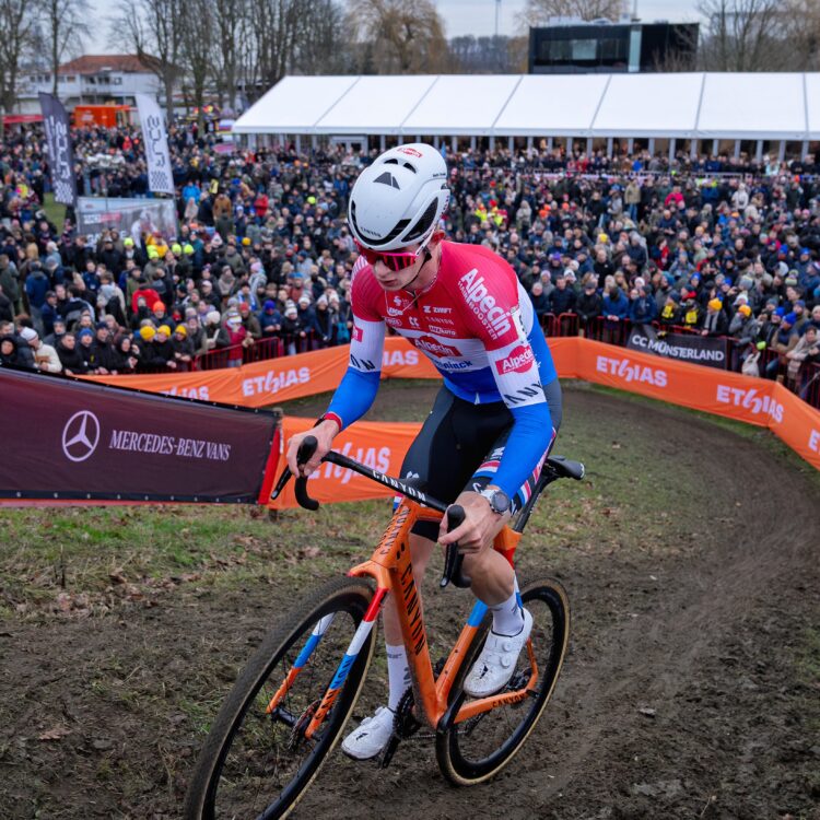 Glasgow Wants Cross: 10,000 Tickets Sold for World Cup Return